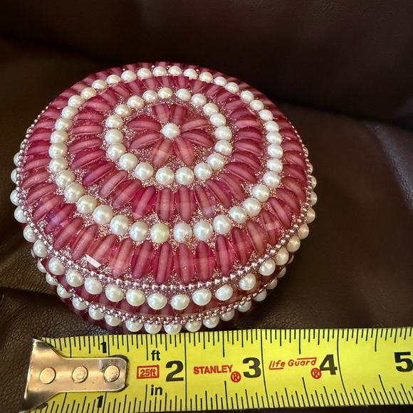 Gorgeous pink and white beaded case. Use as decoration or for favorite jewelry. - Picture 5 of 5